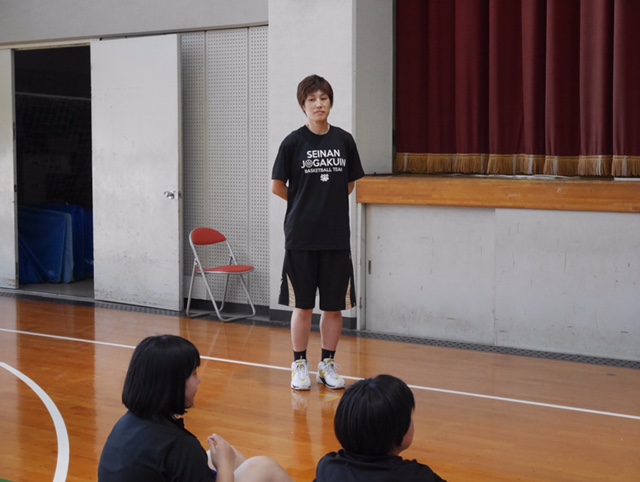 本校非常勤講師でバスケ部コーチの有田初枝先生（元WJBL選手）